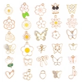 Makroaufnahme von 25 weißen Emaille-Blumen- und Schmetterlingsanhängern für DIY-Schmuck - Weißer Stil
