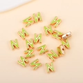 Gros plan d'une perle lettre N en émail vert avec bordure dorée pour bijoux DIY - N (px0918)
