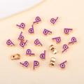 Vue détaillée de la perle dorée 18 carats en forme de 'p' avec émail violet pour bijoux - P (px0918)