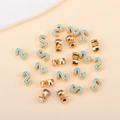 Vue détaillée de perles lettre S dorées avec émail bleu clair et trous latéraux - S (px0918)