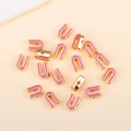 Détail macro de perles en alliage doré en forme de U avec émail rose pour bijoux DIY - U (px0918)