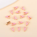 Vue détaillée de perles Alphabet V en émail rose, dorure à l'or et trous de perçage - V (px0918)