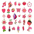 Detailansicht der Emaille-Anhänger in Pink- und Rottönen für DIY-Schmuckherstellung - Magenta Stil