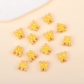 Vue détaillée de la perle lettre W en émail jaune pour la création de bijoux DIY - W (px0918)