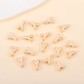 Détail du pendentif lettre Y doré avec émail blanc pour la création de bijoux DIY - Y (px0918)