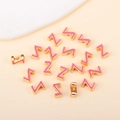 Détail macro de perles lettre Z en émail rose plaqué or pour bijoux DIY - Z (px0918)