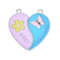 Nahaufnahme der Best Friends Herzhälften-Anhänger mit lila und blauem Emaille-Design - Blumen Schmetterling Stil (px0948-4)