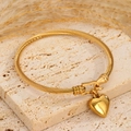 Pulsera de cable trenzado en acero inoxidable dorado con colgante de corazón y cierre en U - Corazón Dorado