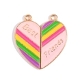 Nahaufnahme des zweiteiligen Regenbogen-Herzanhängers mit Best Friends Gravur - Regenbogen Gestreiftes Herz (px0948-16)