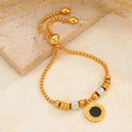 Pulsera de acero inoxidable chapado en oro 18k con dije de greca griega y circonitas blancas - Dorado (Patrón de Greca)