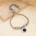 Pulsera plateada con dije de llave griega y cuentas de pavé en cadena de serpiente - Plateado (Patrón de Greca)