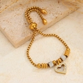 Bracciale regolabile in oro con ciondolo a cuore e dettagli in pavé di cristalli lucidi - Cuore Traforato Dorato