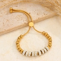 Pulsera ajustable de acero dorado con cuentas y anillos de pedrería brillante - Dorado