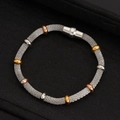 Elegante pulsera de malla tricolor en acero de titanio chapado en oro de 18k con cierre pulido - Tres colores