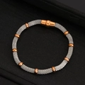 Elegante pulsera de malla plateada con cuentas de oro rosa y cierre magnético moderno - Oro Rosa & Plata