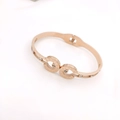 Dettaglio macro del bracciale in acciaio al titanio oro rosa con numeri romani e cristalli - Oro rosa
