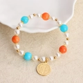Kleurrijke kralenarmband met Sint-Benedictusmedaille, oranje kralen en witte parels - Parel en Kleurrijke Kralen Sint Benedictus Medaille Stijl (01)