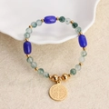 Kralenarmband met blauwe en groene natuursteen en een gouden Sint-Benedictus medaille - Donkerblauwe en Groene Kralen met Patroon Sint Benedictus Stijl (02)