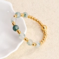 Pulsera de oro de 18 quilates con cuentas de piedra natural verde y acentos de metal pulido - Modelo de Mineral con Patrón Verde (01)