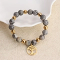 Kralenarmband met grijze natuursteen, gouden metalen kralen en een levensboom hanger - Grijze Steen met Textuur Levensboom Stijl (05)