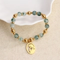 Handgemaakte kralenarmband met groene natuursteen en gouden gebedsbedeltje - Groene Kralen met Patroon Maagd Maria Medaille Stijl (06)
