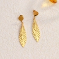 Vintage gouden titanium stalen hangoorbellen met gelaagd veer- en bladontwerp - Vintage Overlappend Blad Stijl (09 Goud)