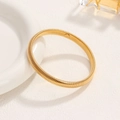 Brazalete ancho dorado con textura de rayas y acabado metálico elegante - 8mm de Ancho / Dorado