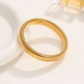 Brazalete dorado elástico minimalista con textura de cadena de serpiente y acabado metálico - 12mm / Dorado