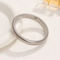 Moderno brazalete tubogas plateado con textura de rayas metálicas minimalista - 12mm / Color acero
