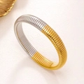 Minimalistische tweekleurige goud en zilveren tubogas armband met geribbelde textuur - 12mm Breed / Goud + Staal