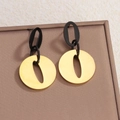 Modernos pendientes ovalados bicolores con diseño geométrico minimalista en negro y dorado - Estilo de Empalme Geométrico (10500) / Pendientes de Oro y Negro