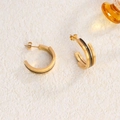 Gouden C-vormige roestvrijstalen oorringen met een elegant zwart streepdetail - C-vorm Zwarte Streep Geometrische Stijl (18 Goud)
