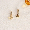 Gouden titaanstalen huggie oorbellen met dubbellaagse holle vlinderhangers - Dubbellaagse Holle Vlinder Stijl (22 Goud)