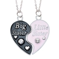 Detail van magnetische hartvormige hanger kettingen met Big Sister en Little Sister tekst - Big Little Sister Black Pink Style