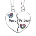 Detail van zilveren BFF magnetische hartkettingen met kleurrijke strass op witte basis - Silver Heart Best Friends Style