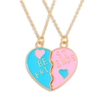 Detail van roze en blauwe emaille harthangers met gegraveerde tekst Best Friends - Gold Edge Pink Blue Best Friends Style