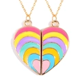 Detail van magnetische hartvormige hangers met gekleurd emaille op gouden kettingen - Colorful Enamel Heart Splicing Style