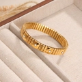 Brazalete elástico dorado con textura de metal martillado e incrustación de cristal - Motif Central con Diamante / Dorado