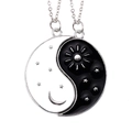 Detail van de Yin Yang kettingen met zon maan emaille hangers aan zilveren kettingen - Sun Moon Tai Chi Heart Style