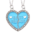 Detail van blauwe BFF-hartvormige hangers met kristallen en zilveren ketting - Rhinestone Edge Cyan Best Friends Style