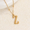 Collar de acero de titanio dorado con colgante letra Z y textura de corteza elegante - Oro Z