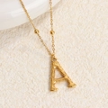 Collar dorado con colgante letra A, textura de corteza y cadena de cuentas - Oro A