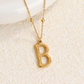 Collar de acero de titanio dorado con colgante letra B y textura rugosa de moda retro - Oro B