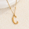 Collar de acero de titanio dorado con colgante letra C y textura vertical - Oro C