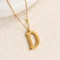Collar de acero de titanio con colgante letra D dorado y una textura martillada única - Oro D