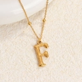 Collar de acero de titanio dorado letra F con textura de lava y cadena de cuentas - Oro F