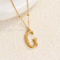 Collar con colgante de letra G dorada con acabado martillado vintage y cadena de bolas - Oro G