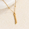 Collar dorado con colgante de barra vertical texturizada y cadena de perlas finas - Oro J