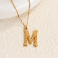 Collar de acero de titanio dorado letra M con colgante texturizado y cadena de bolas - Oro M