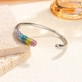 Brazalete abierto de acero inoxidable plateado con pavé de cristales coloridos - Circón de Colores Color Acero